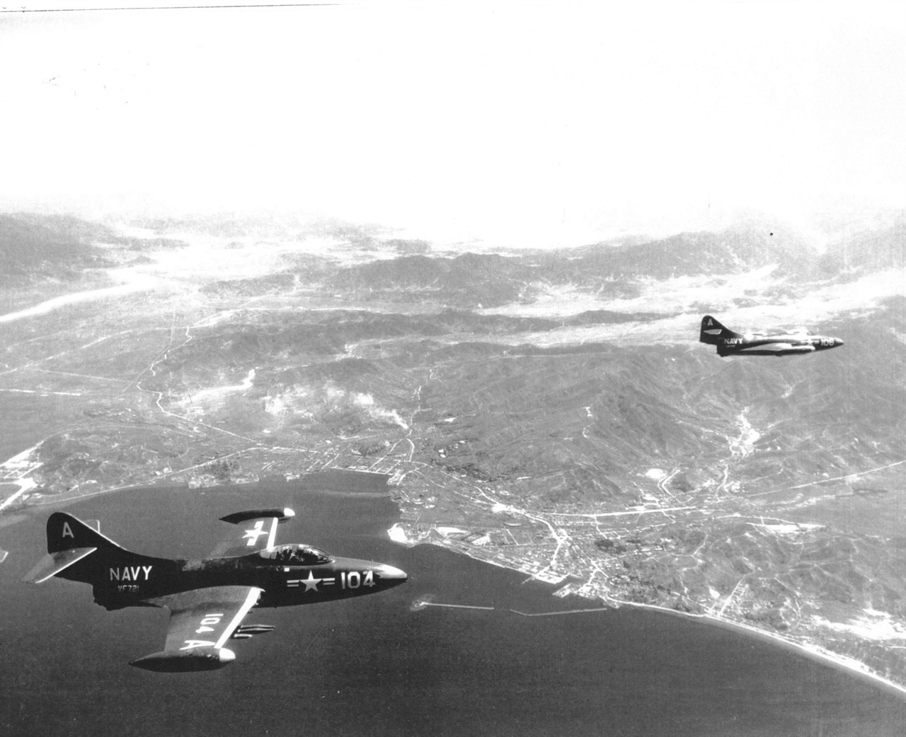 미 해군 전투비행기가 원산 상공을 초계비행하고 있다(1951. 7. 15.).