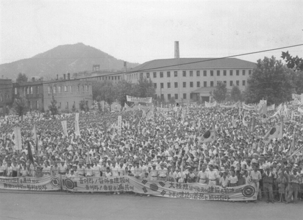 시청 앞 광장에서 열린 8. 15 광복절 행사에 몰린 인파(1951. 8. 15.).