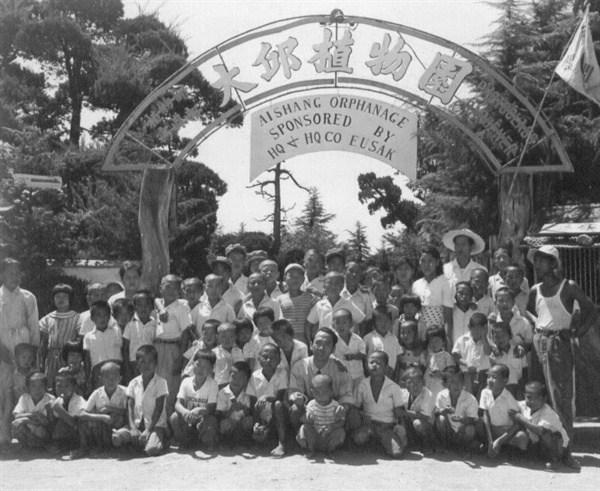대구, 보육원생들이 대구식물원을 견학하고 있다(1951. 8. 15.).