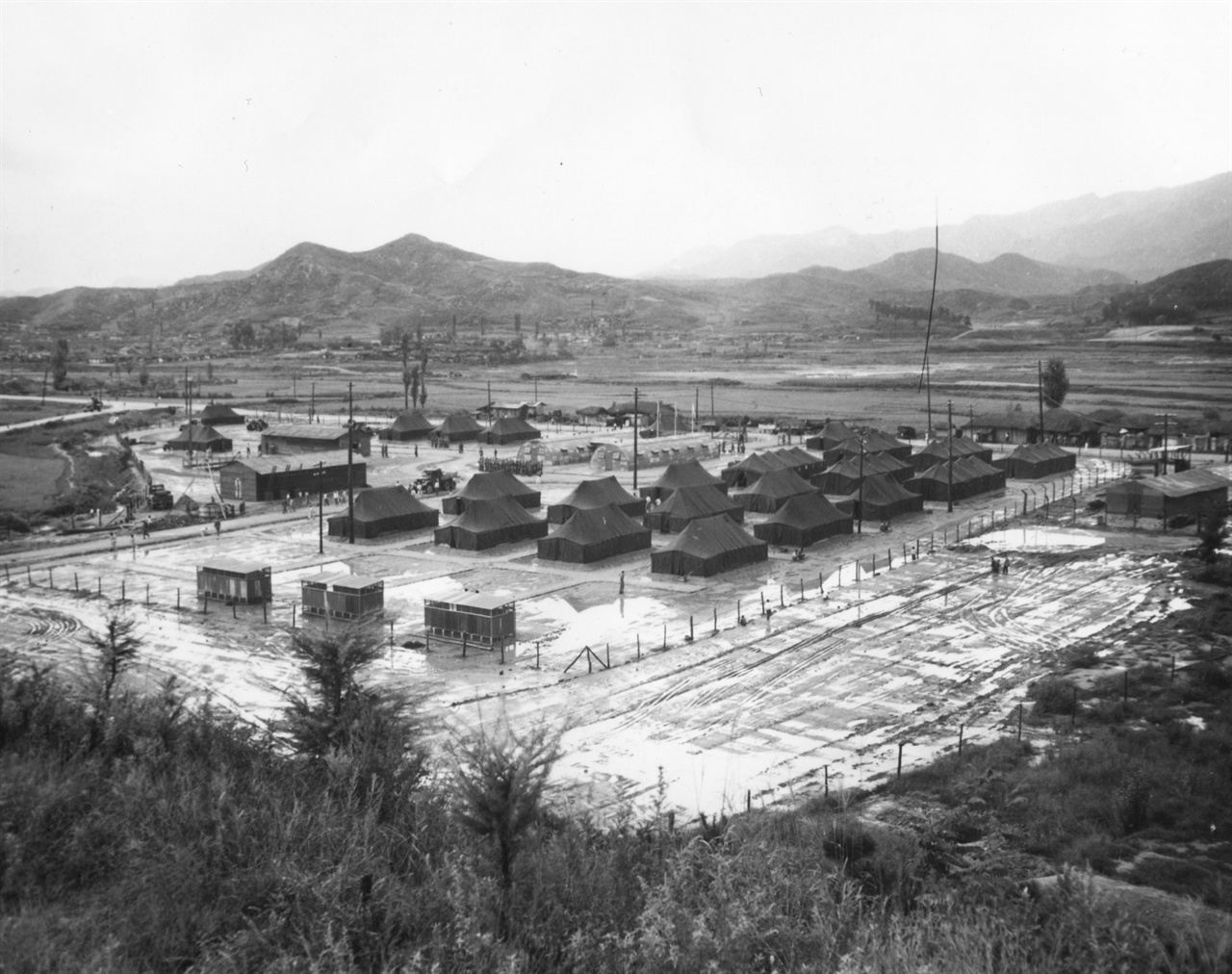 원주 근교에 있는 한국군 임시 야전병원(1951. 9.).