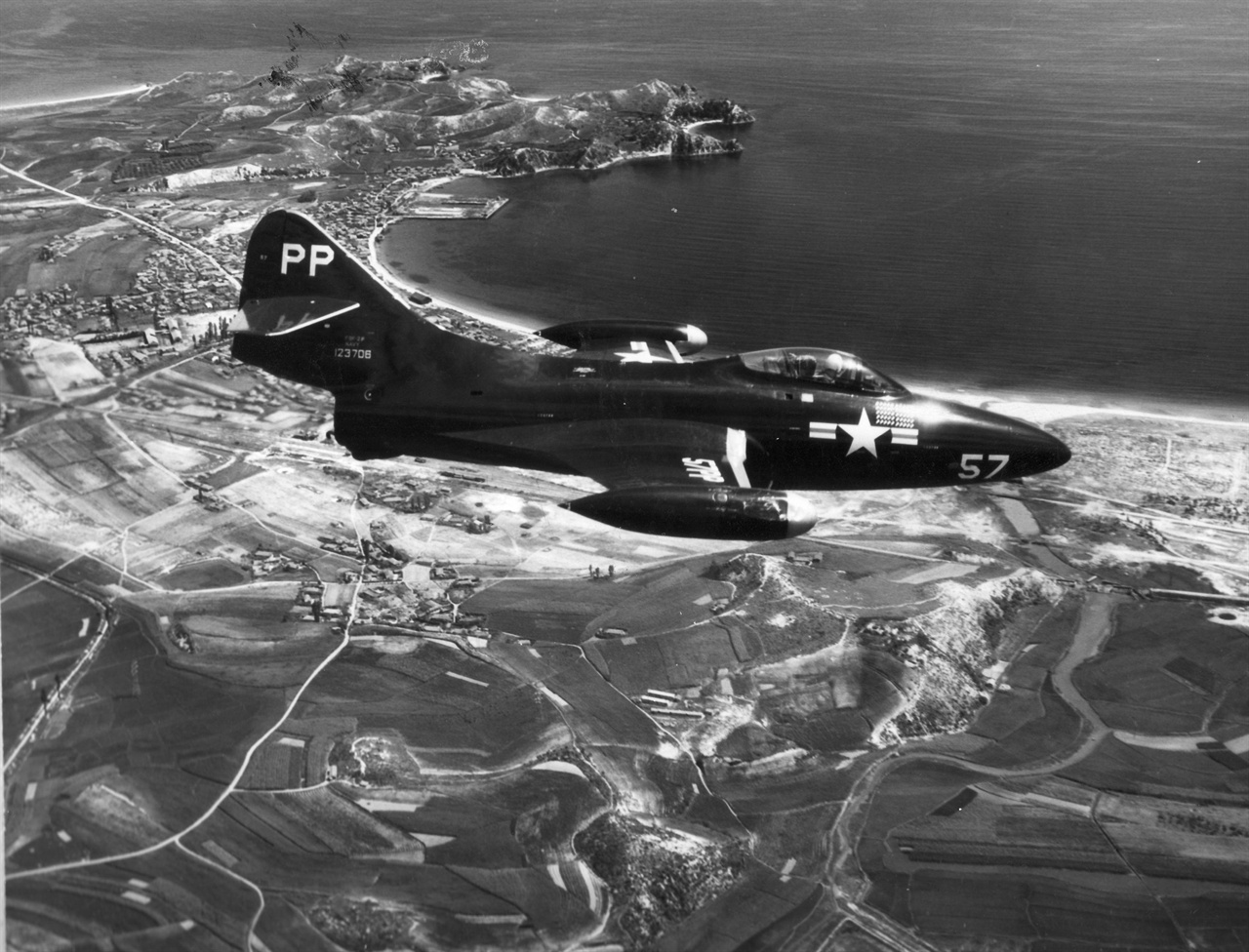 원산 부근 상공을 초계비행하는 미 전투기(1951. 9.).