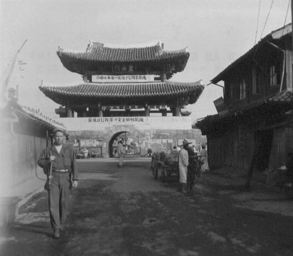 전주의 풍남문 앞을 한 유엔군이 지나고 있다(1951. 10. 4.).