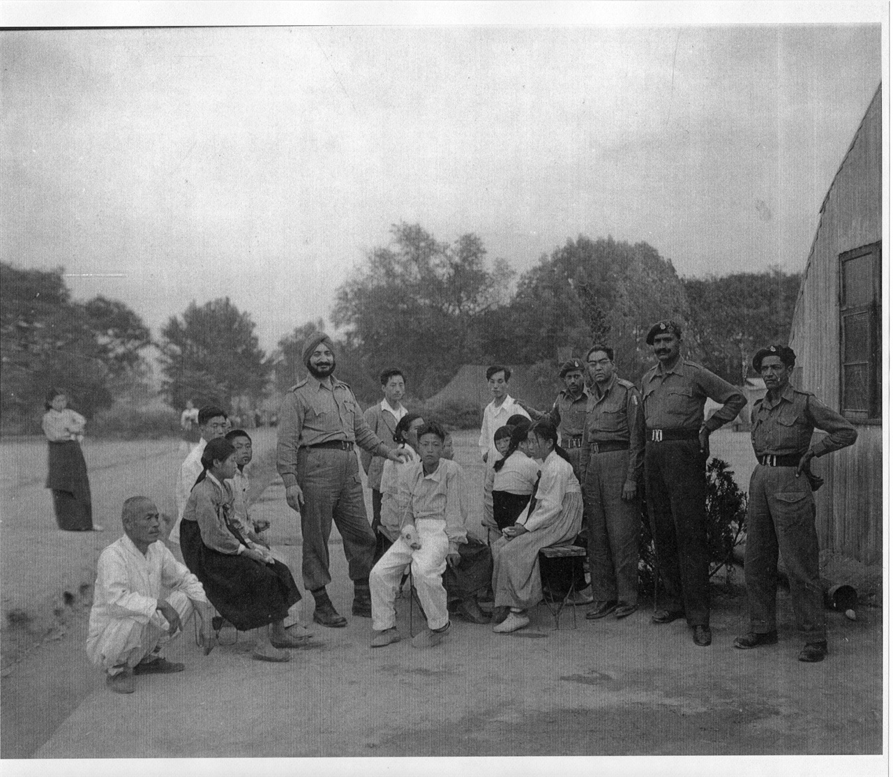 대구, 인도의 의료부대원들이 한국인들을 치료하고 있다(1951. 10. 6.).