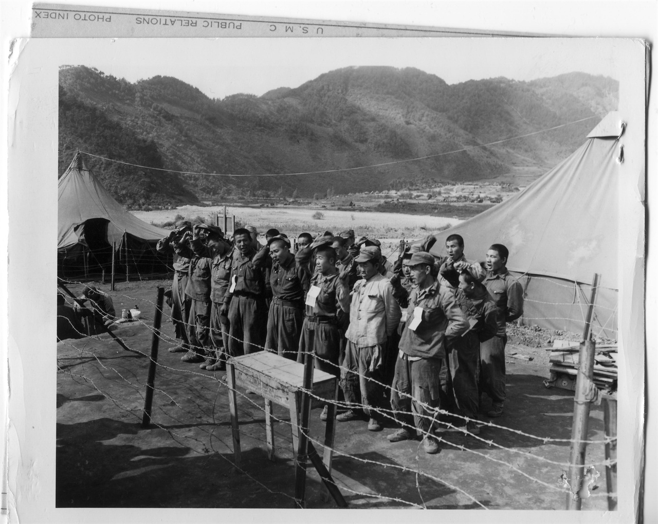 임시 포로수집소에 수용된 포로들(1951. 10. 11.).