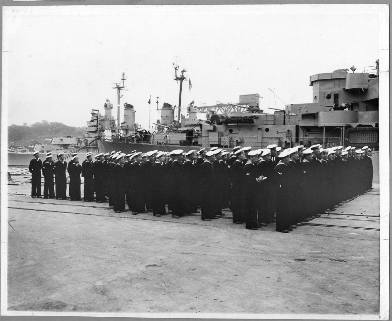 한국 해군들이 미 군함 Tacoma 호에 승선하고자 부두에서 도열하고 있다(1951. 10.).