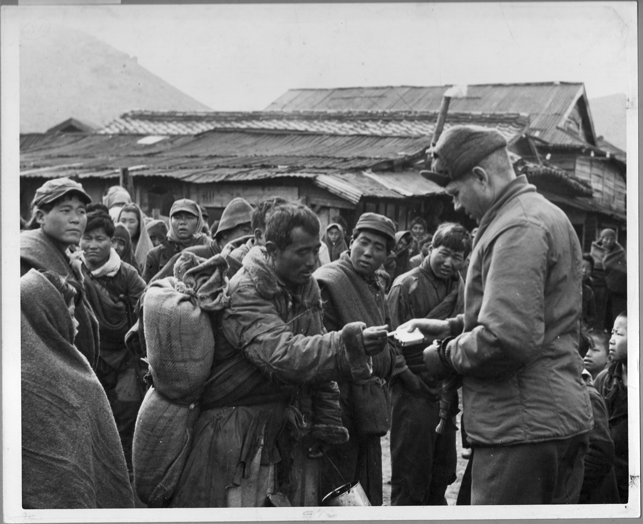 거제도, 유엔군 병사가 포로에게 담배를 주고 있다(1951.).