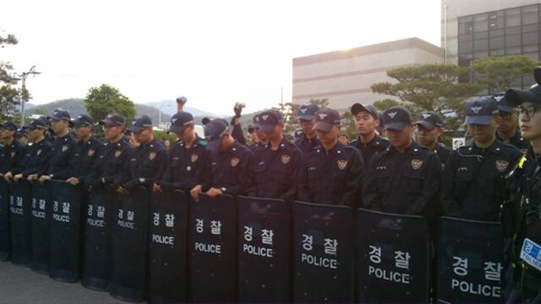 밀양 한국전력 공사 건물 앞 경찰들. 2014년 4월 26일 긴급연대 때의 사진