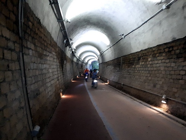 오림터널공원을 통과하는 자전거운전자들. 이렇게 삭막한 시멘트 공간에 군데군데 세계적 명화를 전시해 살아있는 공간으로 만들었다.  