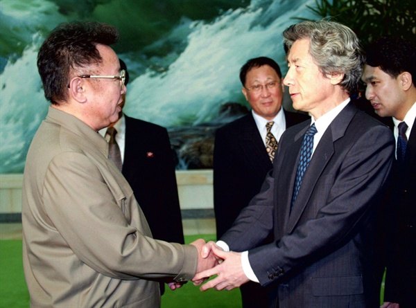 2002년 9월 17일 방북한 고이즈미 당시 일본 총리가 김정일 국방위원장과 악수하고 있는 모습. 