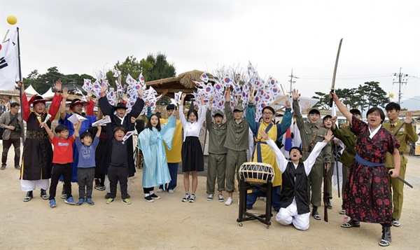 29일까지 3일간 펼쳐지는 홍성역사인물축제는 올해 3.1운동 100주년을 맞아 홍성의 역사인물 6인 중 만해 한용운 선사의 삶을 재조명하기 위해 ‘한용운 편’을 주제로 만해 한용운 창작 뮤지컬, 독립운동 플래쉬몹, 독립운동가 형무소 체험 등 다채로운 프로그램을 마련했다.