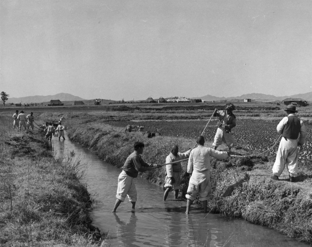 판문점 부근, 농부들이 수로에서 물을 퍼 올리고 있다(1952. 3. 25.).