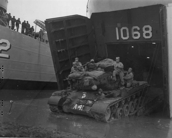LST(수송선)에서 전차가 나오고 있다(1952. 4. 16.).