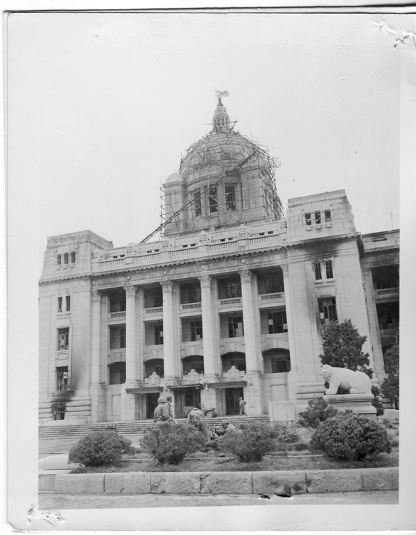 중앙청을 보수하고 있다(1952. 4. 29.).