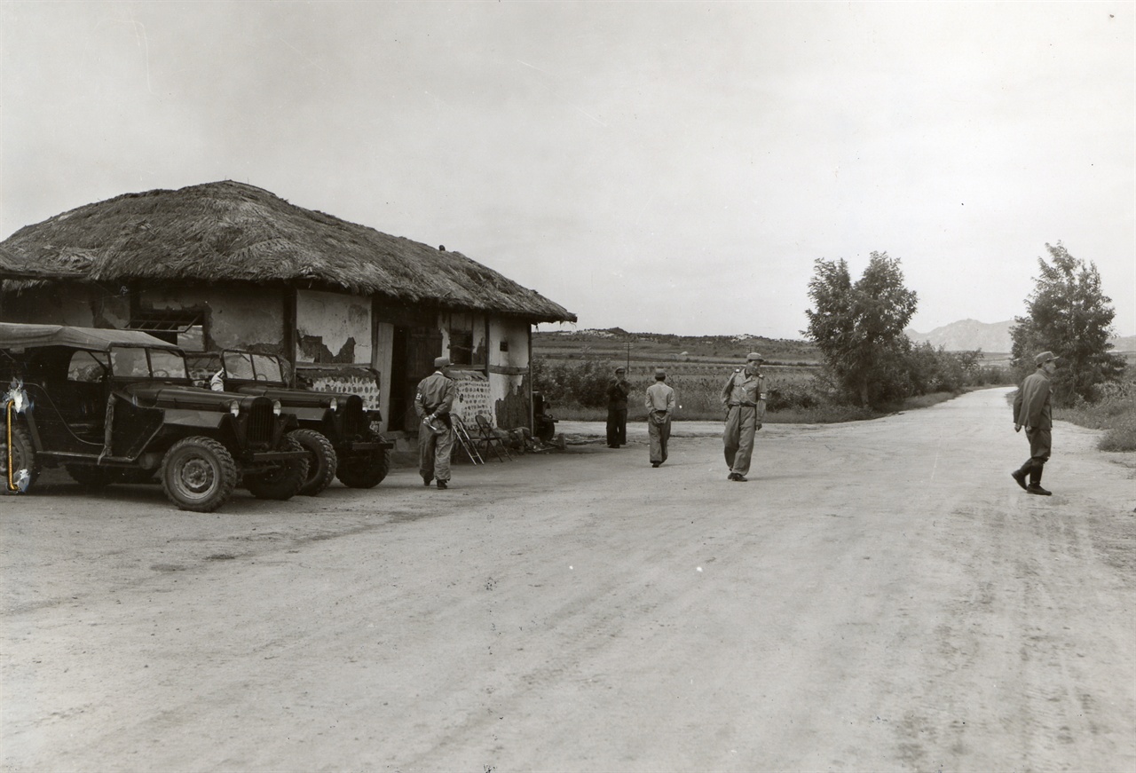 J. C. Slockbowe 하사가 찍은 사진으로 정전 회담 중인 판문점 외곽의 주차장(1952. 9. 17.).
