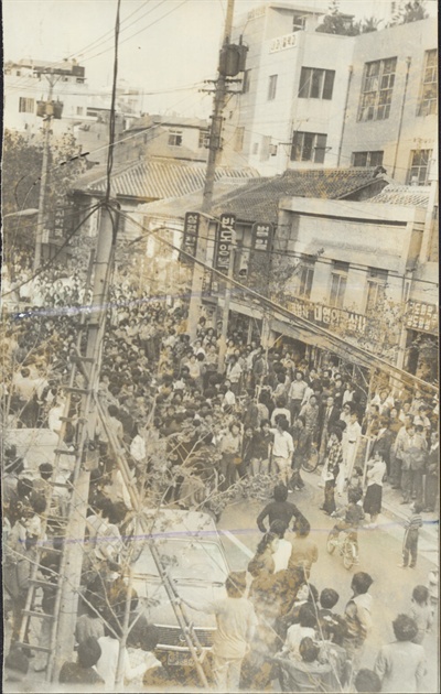 1979년 부마민주항쟁 당시 부산 광복동 거리 시위 사진.