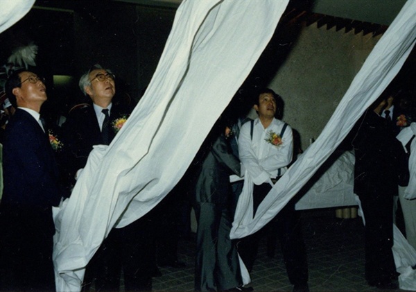 1988년 9월 15일 다다익선 작품 제막식 사진. 당시 이경성 국립현대미술관 관장(왼쪽)과 백남준