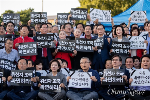 황교안 자유한국당 대표가 16일 오후 서울 청와대 분수대 앞에서 조국 법무부 장관 사퇴를 촉구하며 삭발을 한 뒤 의원들과 함께 구호를 외치고 있다.