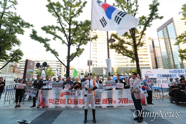 박근혜 전 대통령이 어깨 수술을 위해 병원에 입원한 날인 16일 오후 우리공화당원들이 세종문화회관앞에서 박 전 대통령 쾌유와 함께 조국 법무부장관 구속, 문재인 대통령 퇴진을 촉구하고 있다.