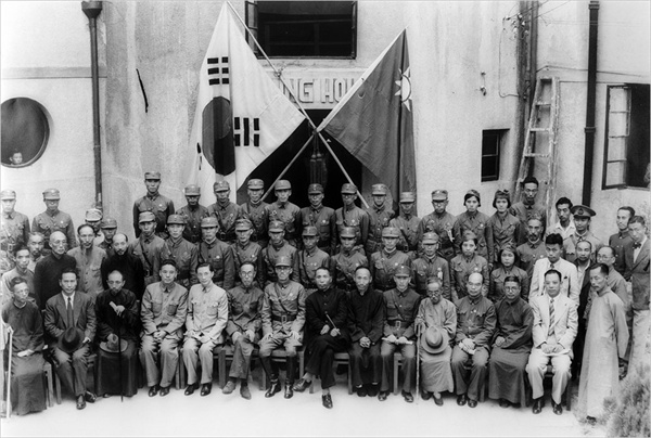 한국광복군 성립전례식 한중 대표 기념촬영. 중앙에 김구 주석 왼편의 군복 입은 이가 총사령 지청천 장군이다.