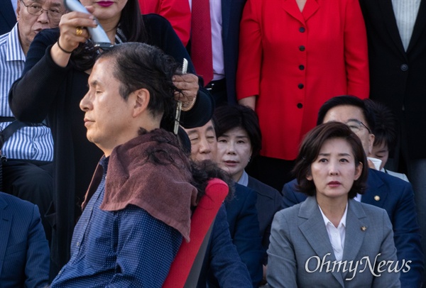 황교안 자유한국당 대표가 지난 16일 오후 서울 청와대 분수대 앞에서 조국 법무부 장관 사퇴를 촉구하며 삭발을 하고 있는 모습. 