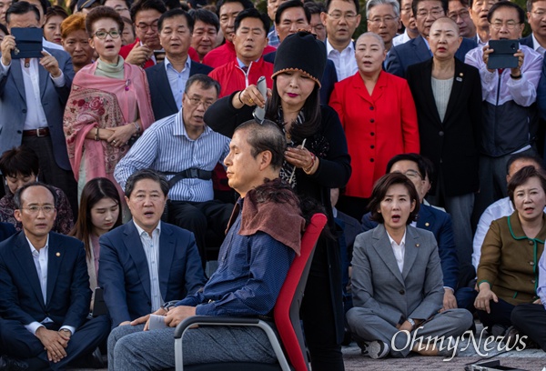 황교안 자유한국당 대표가 16일 오후 서울 청와대 분수대 앞에서 조국 법무부 장관 사퇴를 촉구하며 삭발을 하고 있다.