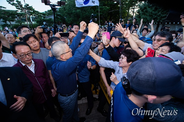 삭발을 마친 자유한국당 황교안 대표가 16일 오후 서울 청와대 분수대 인근에서 지지자들을 향해 두팔을 들어 올리고 있다. 