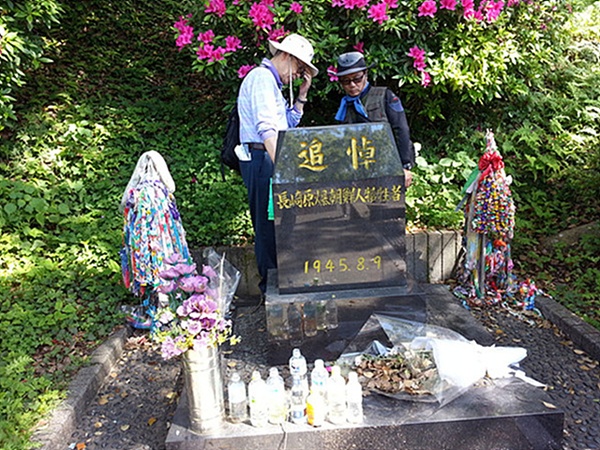 나가사키 원폭기념관을 안내하던 기무라씨가 동행했던 이효웅씨 한테 한국인 원폭피해희생자 추도 기념비에 대해 설명해주고 있다. 당시 나가사키현에는 7만여명의 한국인이 살고 있었고 2만명의 한국인 피폭자 중 1만명이 사망했다.