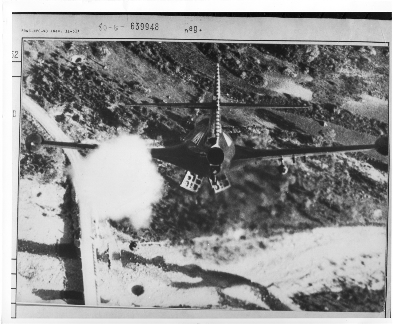  미 전투기가 교량을 폭파하고 있다(1952. 11.).