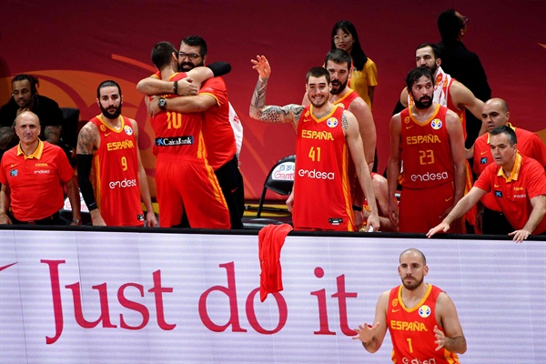  스페인 남자 농구 대표팀은 15일 중국 베이징 우커송 스포츠센터에서 열린 2019 FIBA 농구 월드컵 결승에서 아르헨티나를 제치고 우승을 차지했다.