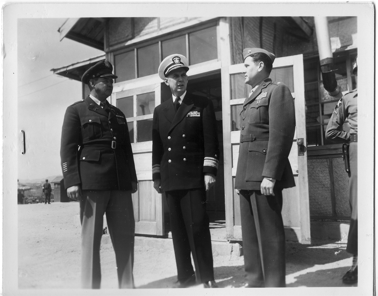 유엔군 측 정전회담 실무자들(가운데 미 해군 다니엘 제독, 1953. 4. 6.).