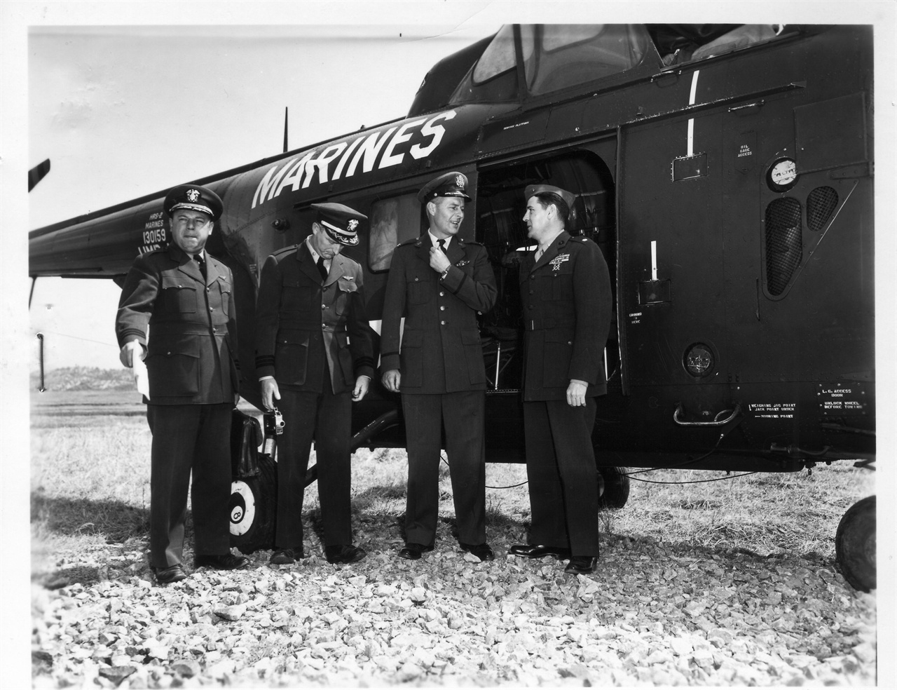 유엔군 측 정전회담 실무자들이 판문점 회담장으로 가는 헬기에 오르기 직전의 모습이다(1953. 4. 6.).