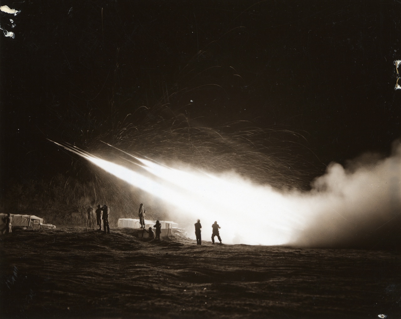 미 해병 1사단 11연대의 제1 로켓포대가 야간 포격을 하고 있다(1953. 4. 15.).