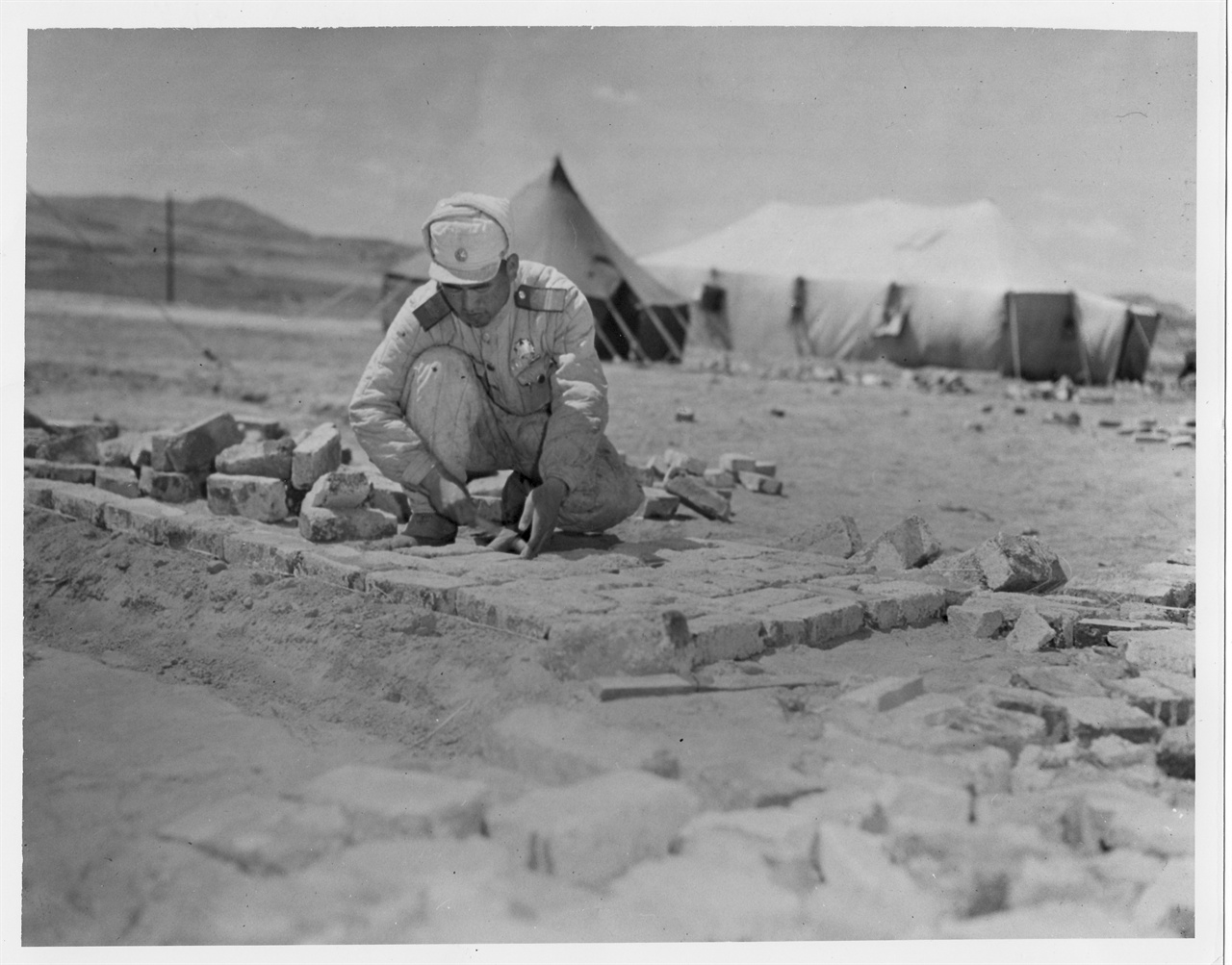 중국군 포로가 막사 지을 곳에 기초공사를 하고 있다(1953. 4. 16.).