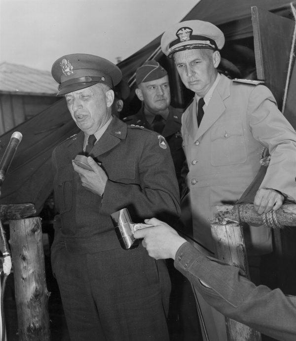 미군 해리슨 장군이 기자들에게 정전회담 상황을 브리핑하고 있다(1953. 5. 13.).