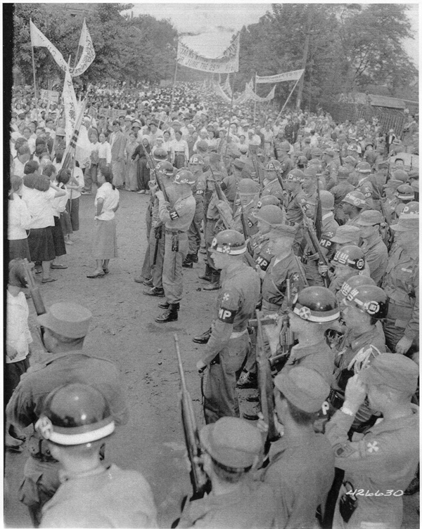 서울, 정전반대 시위학생들과 대치한 미8군 헌병들(1953. 6.).