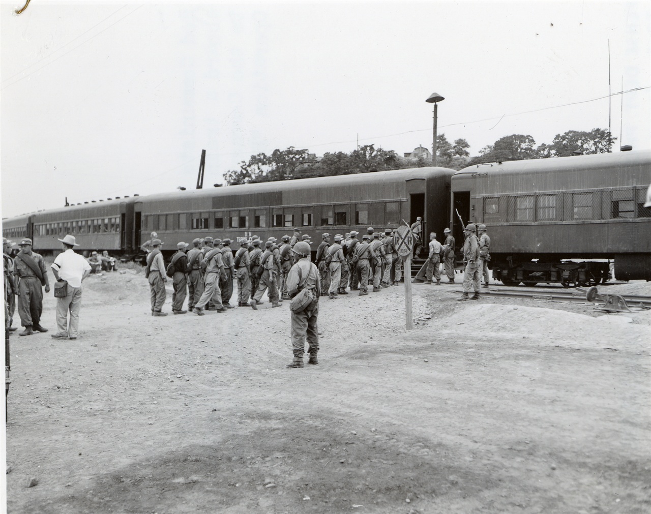 북송을 원하는 공산 포로들을 인천에서 판문점행 열차에 태우고 있다(1953. 8. 5.).