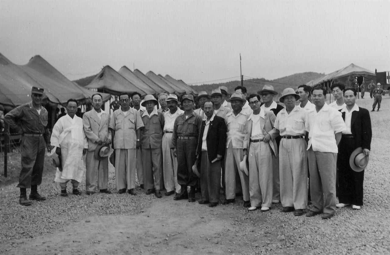판문점, 한국군 고위층과 국회의원들이 북한에 억류된 포로들의 송환을 맞이하려고 기다리고 있다(1953. 8. 16.).