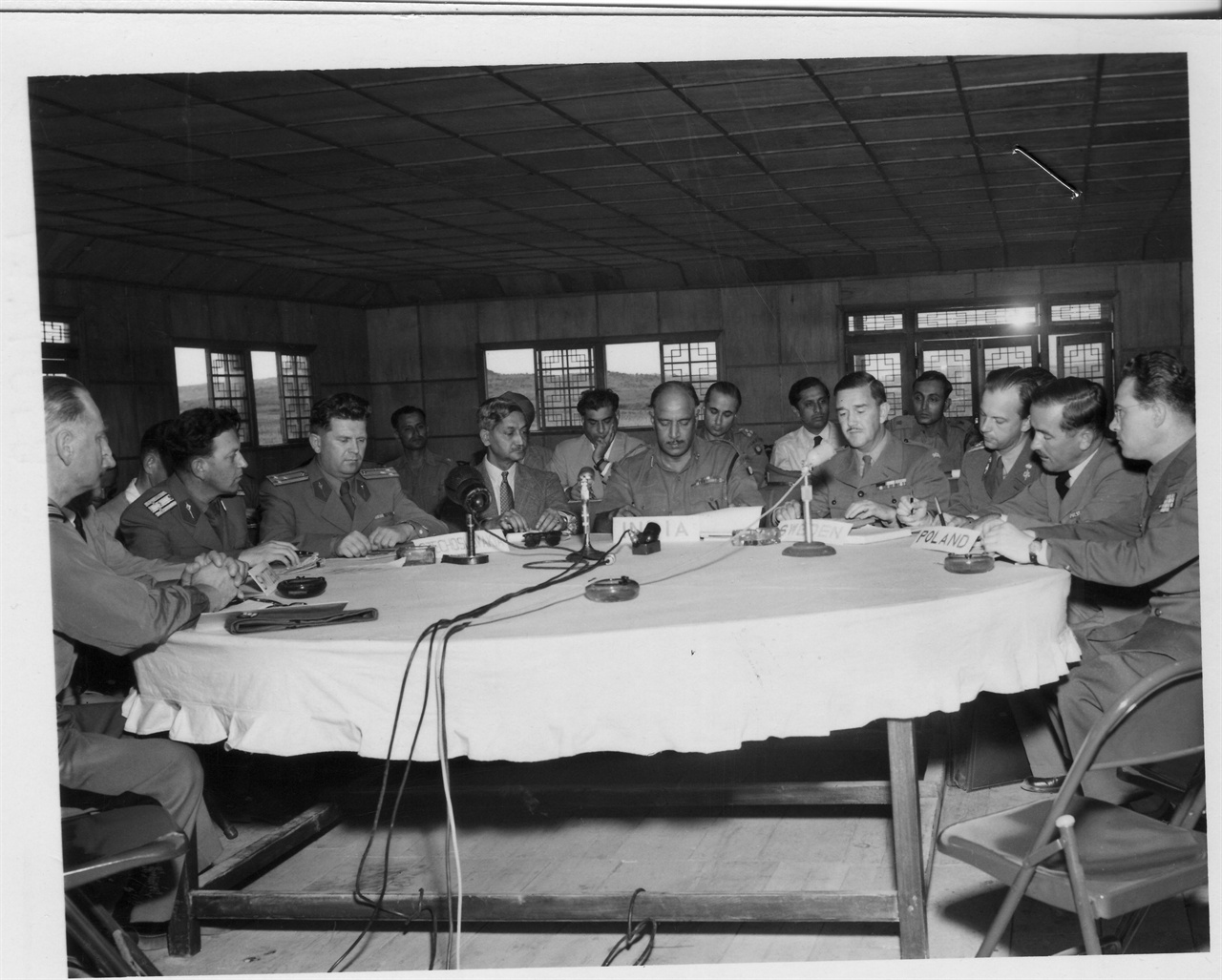 판문점 정전회담장의 중립국감시단의 원탁회의 장면(체코, 스웨덴, 폴란드, 스위스 대표 등)(1953. 9. 21.).
