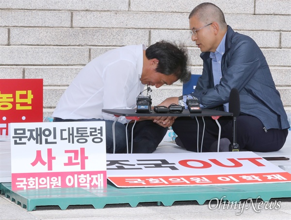 조국 법무부 장관 파면을 촉구하며 삭발한 황교안 자유한국당 대표가 지난 17일 국회 본관 앞에서 3일째 단식 농성중인 이학재 의원을 찾아 격려하고 있는 모습. 