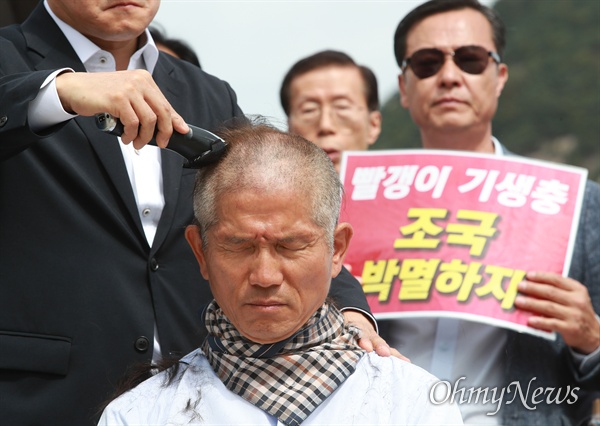 삭발하는 김문수 전 경기도지사.