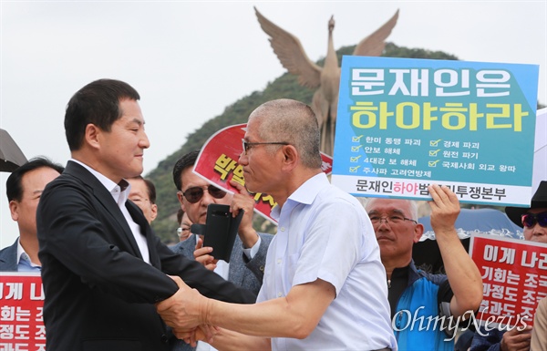 김문수 전 경기도지사가 삭발한 뒤 자유한국당 박대출 의원과 포옹하고 있다.