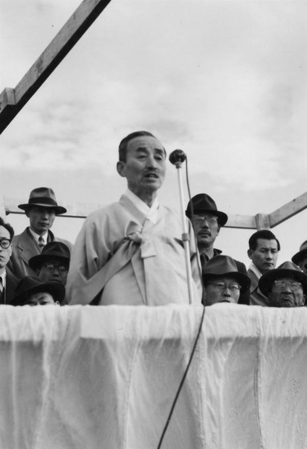 김병로 대법원장 낙하산부대에서 치사를 하고 있다(1953. 11. 18.).