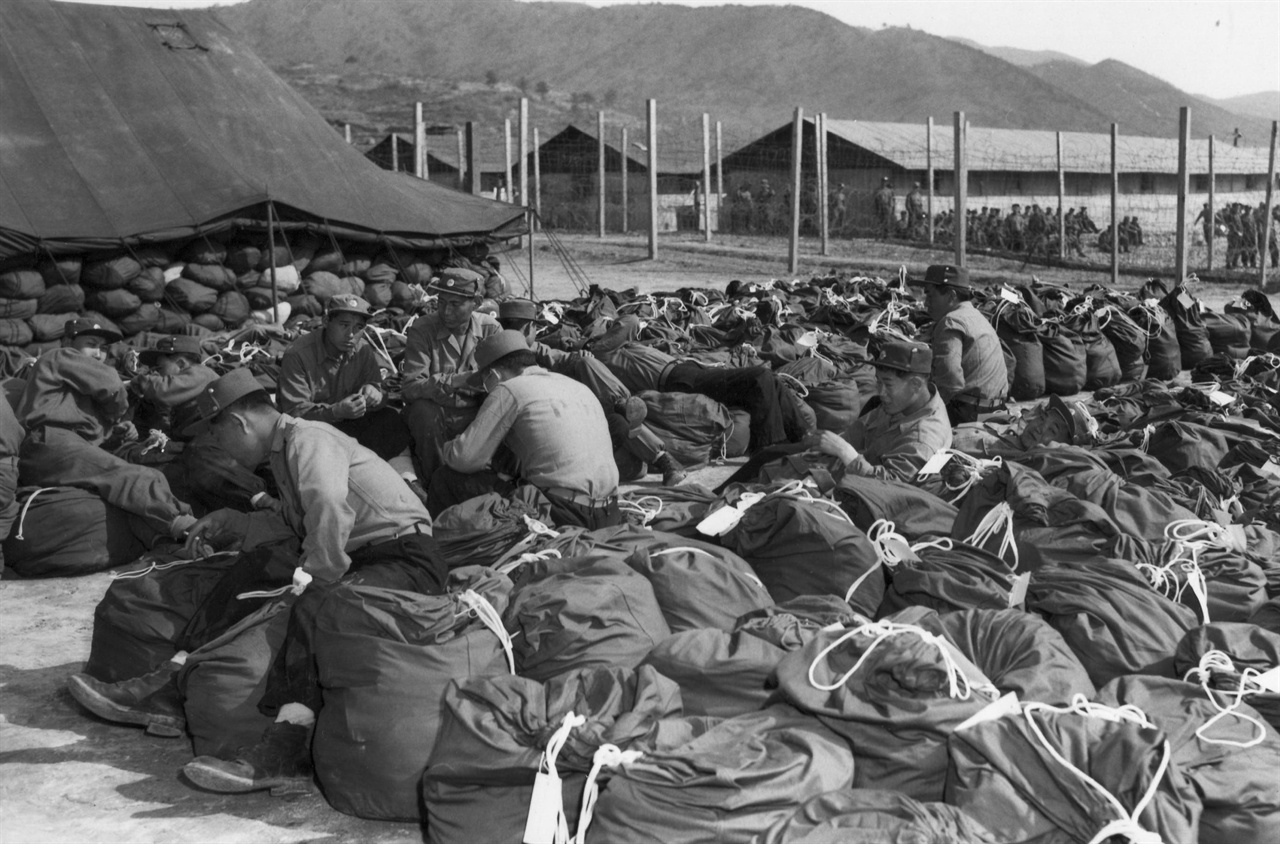 거제, 공산군 측 포로들이 귀환코자 짐을 싸고 있다(1953.). 