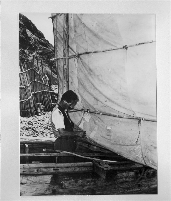 한 어부가 돛단배를 손질하고 있다(1953.).