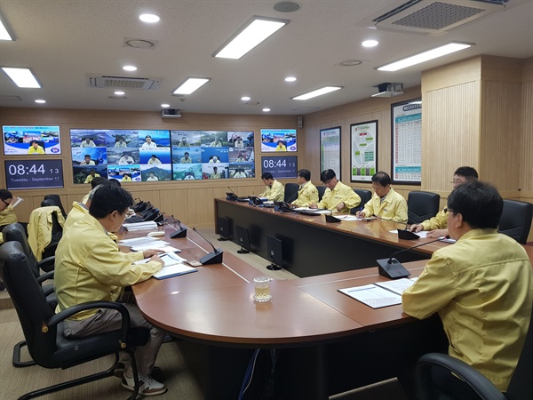 경남도는 17일 아프리카돼지열병 대책을 위한 영상회의를 열었다.