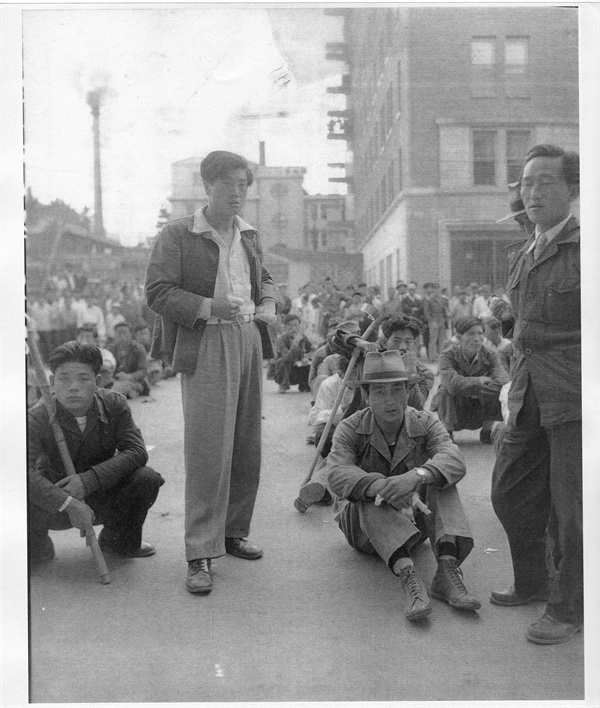  서울, 미 대사관 앞에서 제대군인 및 상이군인들이 미군철수 반대 시위를 벌이고 있다(1954. 9. 23.).