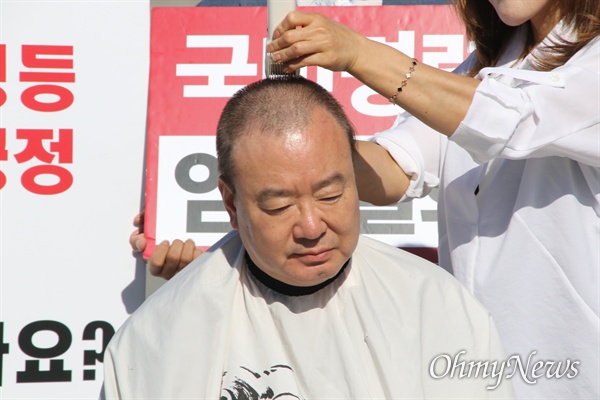 강효상 자유한국당 국회의원이 17일 오후 동대구역 앞 광장에서 조국 법무부장관 사퇴를 촉구하며 삭발을 했다.