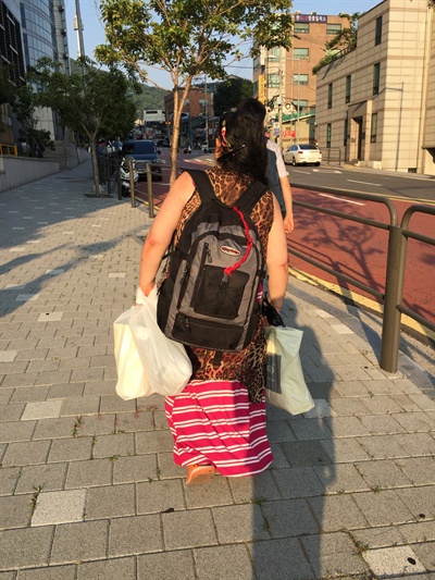 거리생활을 하는 이수정씨는 짐 둘 곳이 없어 어디를 가도 배낭을 메고 비닐 가방을 들고 다닌다. 
