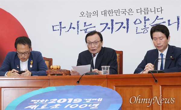 더불어민주당 이해찬 대표와 이인영 원내대표, 박주민 최고위원이 18일 국회에서 열린 최고위원회의에 참석하고 있다. 