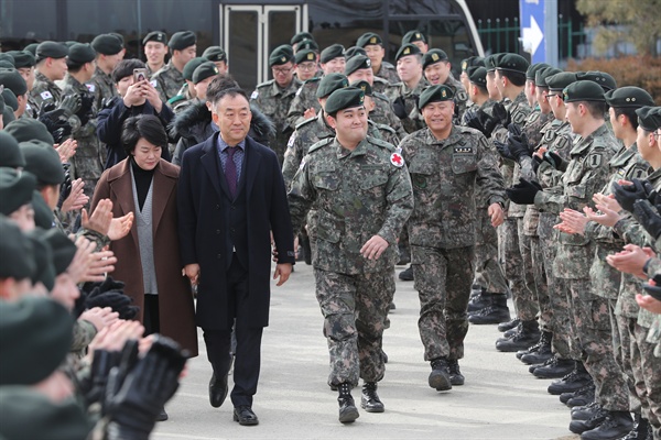 지난 1월 31일 경기도 파주시 임진각 평화의 발에서 열린 하재헌 중사 전역 기념행사에서 하 중사(앞줄 오른쪽)가 수색대대 후배들의 박수를 받으며 행사장으로 입장하고 있다. 2019.1.31
